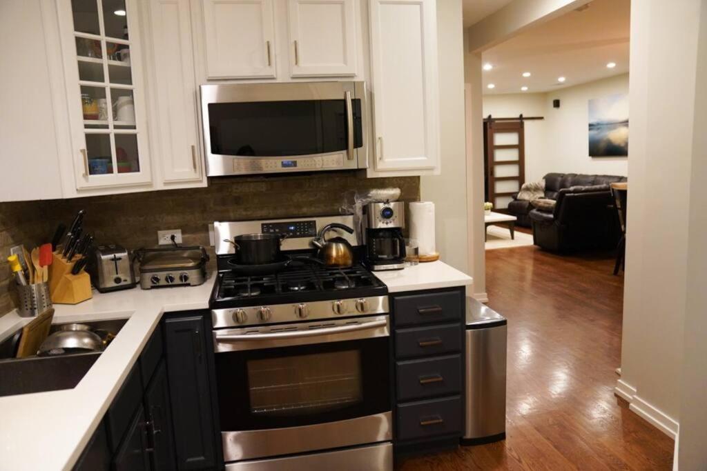 Апартаменты Nice And Cozy. Sleeps 5. Чикаго Экстерьер фото